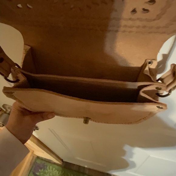 New Spanish Leather Cream 9.25X8”Cross Shoulder Bag adjustable length 2 dividers - Picture 7 of 8